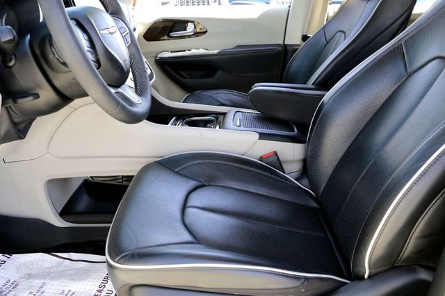 Used 2022 Chrysler Pacifica Limited w/ Uconnect Theater Family Group image 10