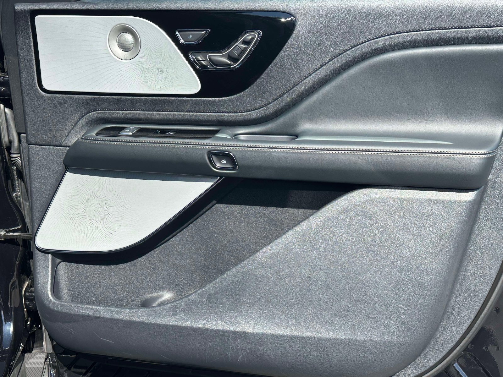 Used 2025 Lincoln Aviator Reserve w/ Equipment Group 201A image 27