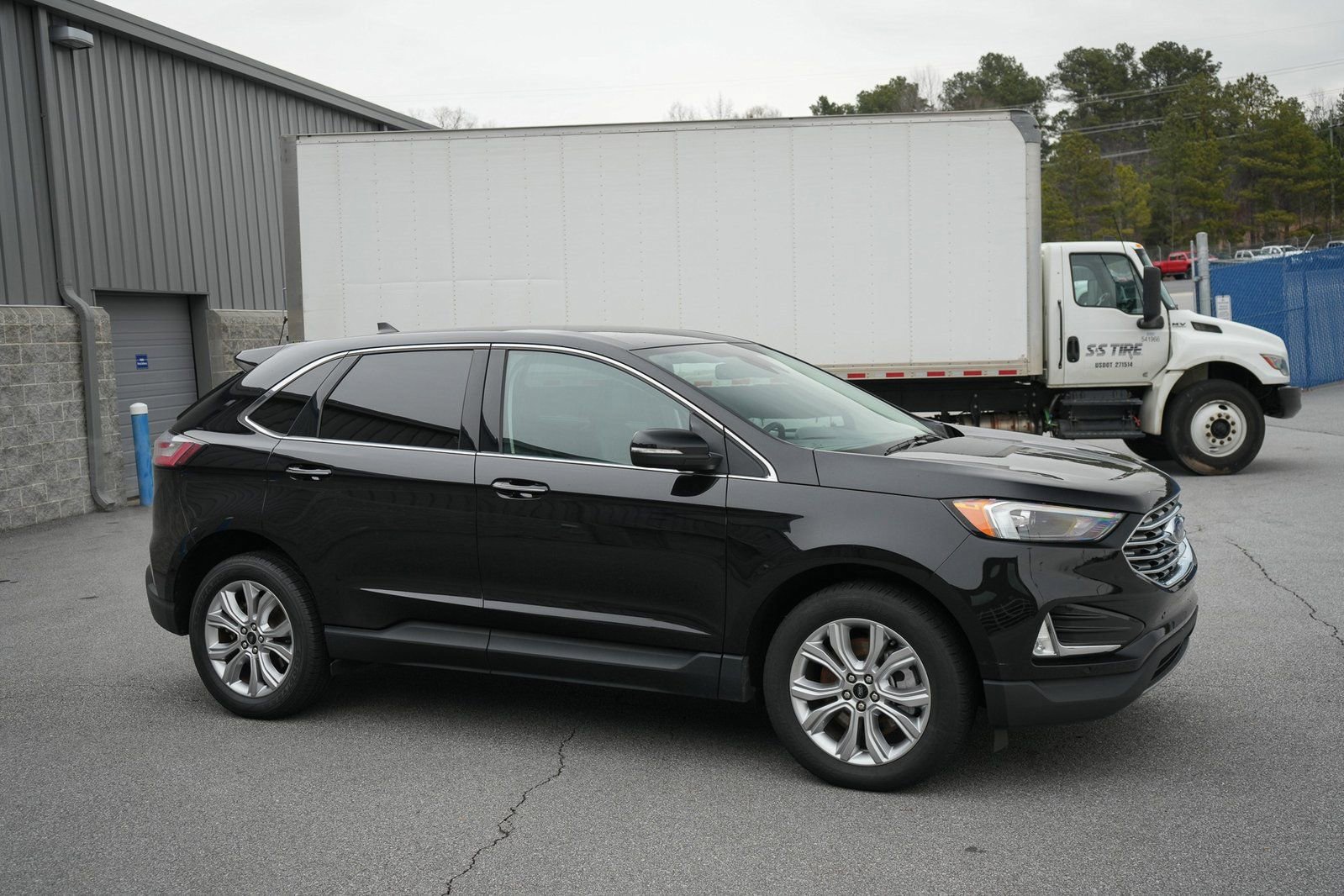 Used 2024 Ford Edge Titanium image 11