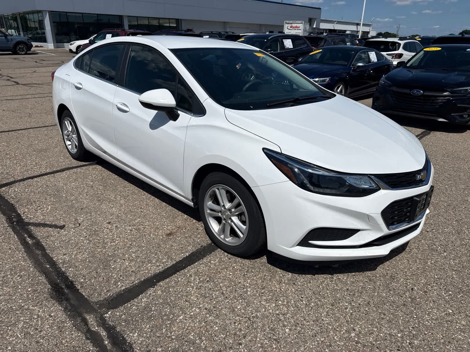 Used 2018 Chevrolet Cruze LT w/ Convenience Package FWD image 4