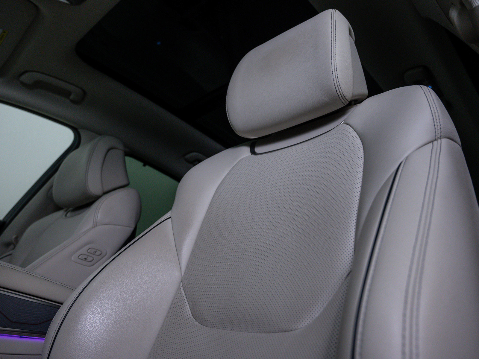 Used 2022 Genesis GV70 2.5T w/ Advanced Package image 20