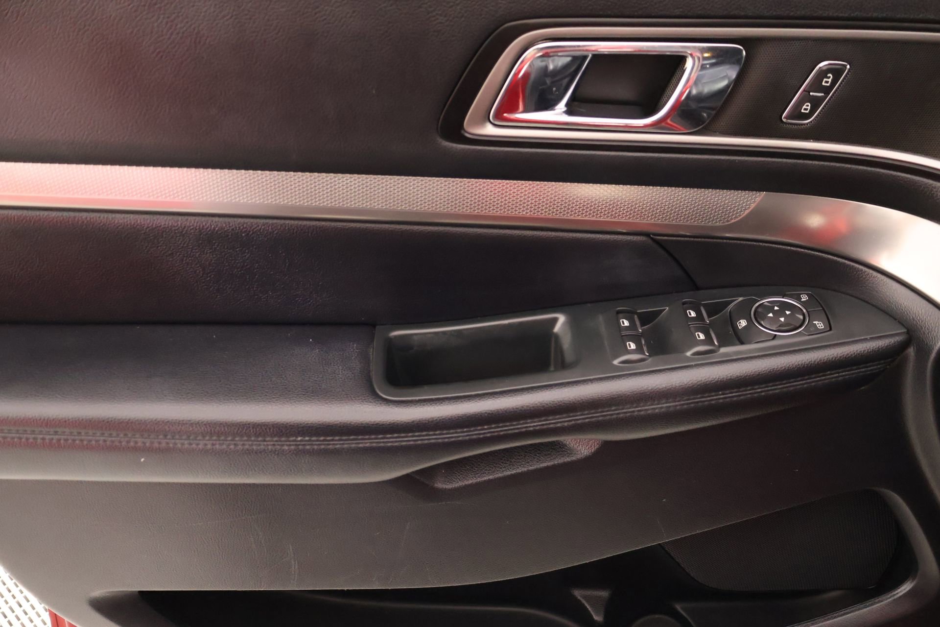 Used 2018 Ford Explorer XLT w/ Equipment Group 202A image 17