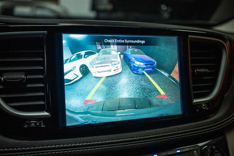 Used 2023 Chrysler Pacifica Limited image 21