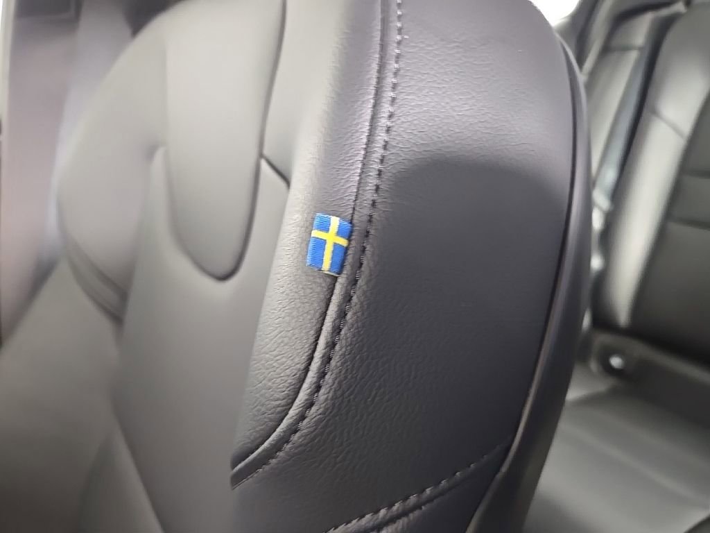 Certified 2025 Volvo S60 B5 Core image 23