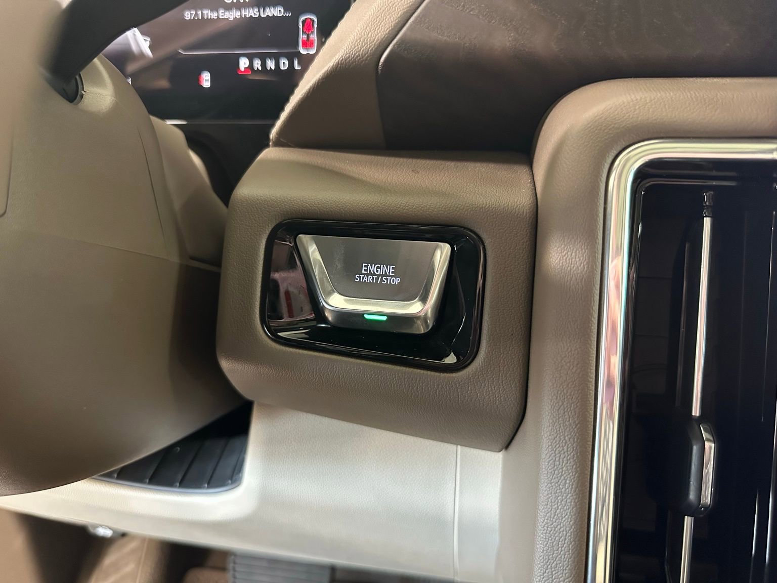 Used 2025 GMC Yukon XL Denali w/ Denali Reserve Package image 24