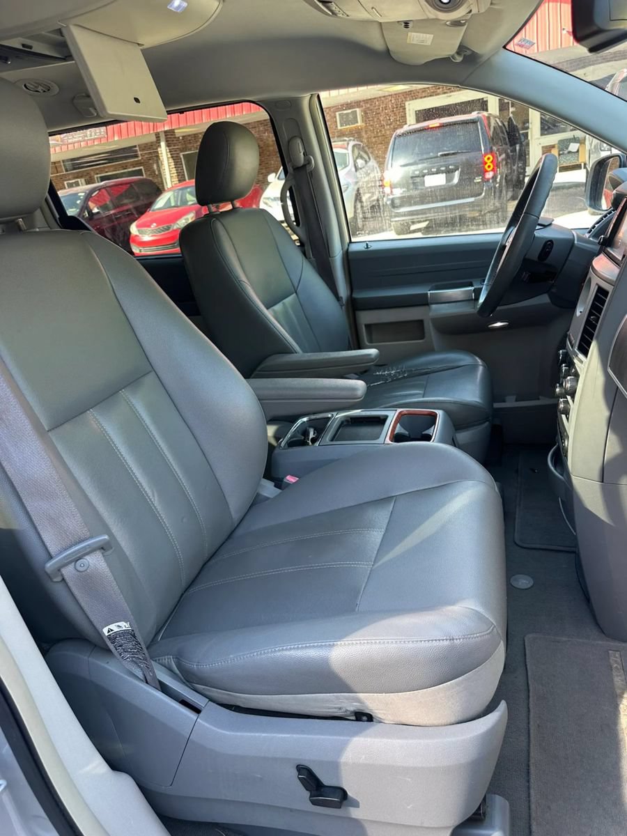 Used 2008 Chrysler Town & Country Touring FWD image 13