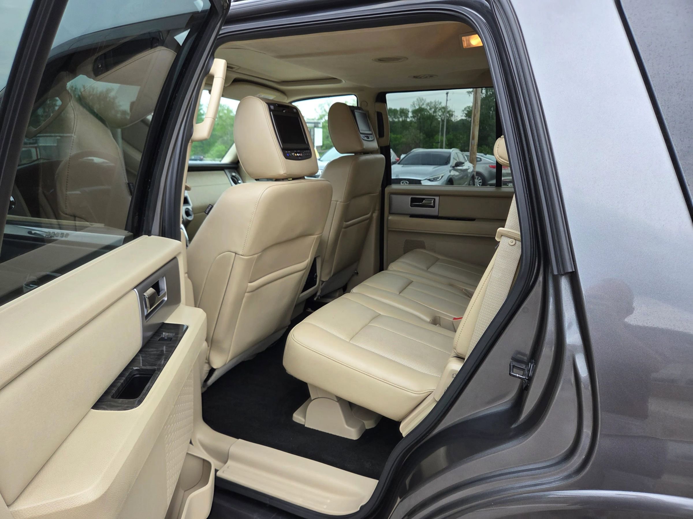 Used 2017 Ford Expedition Limited w/ Equipment Group 301A AWD/4WD image 19