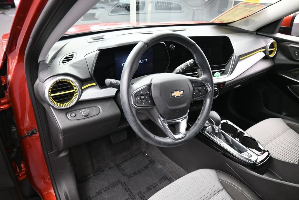Used 2024 Chevrolet Trax LT w/ Driver Confidence Package FWD image 11