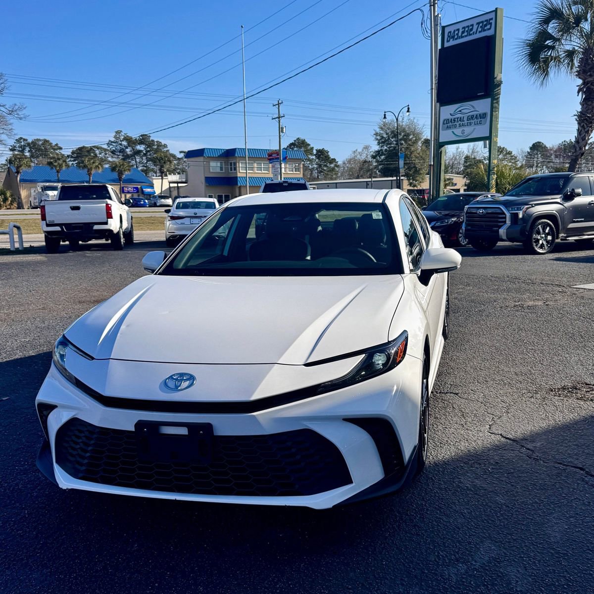 Used 2025 Toyota Camry SE FWD image 3