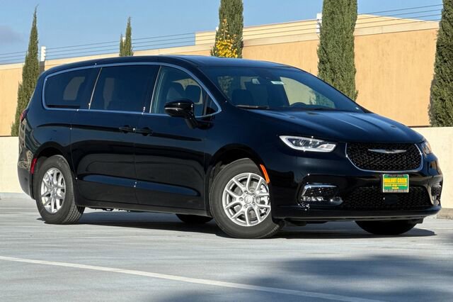 New 2026 Chrysler Pacifica Select image 2