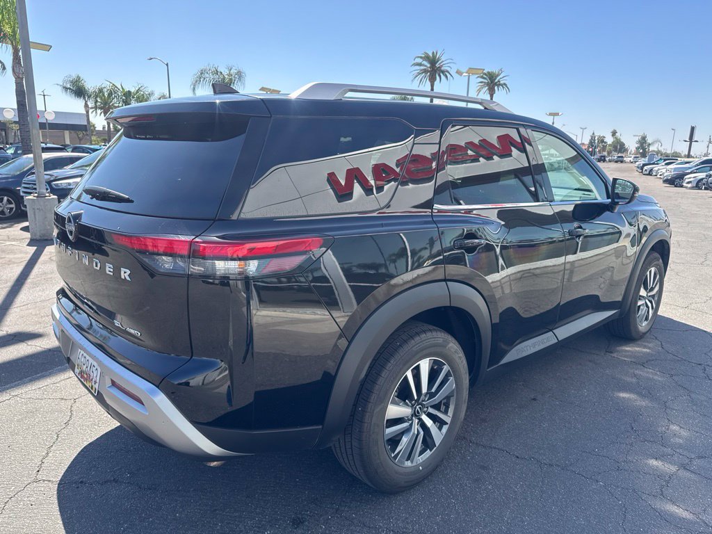 Used 2025 Nissan Pathfinder SL AWD/4WD image 4