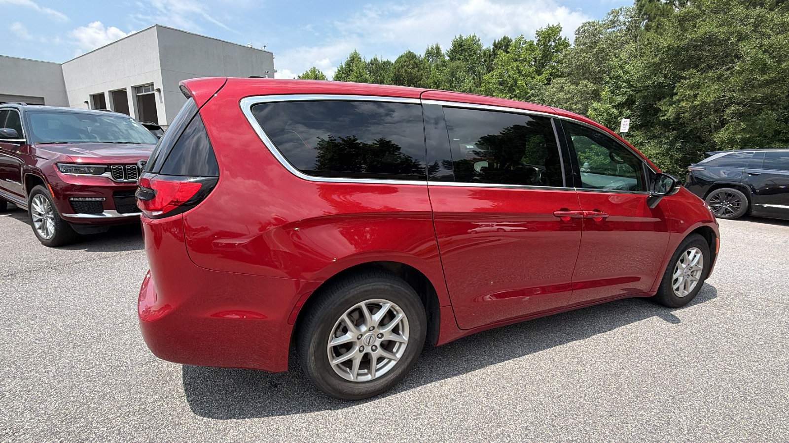 Used 2025 Chrysler Pacifica Select FWD image 8
