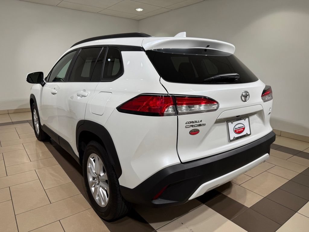Certified 2022 Toyota Corolla Cross LE w/ Moonroof Package AWD/4WD image 3