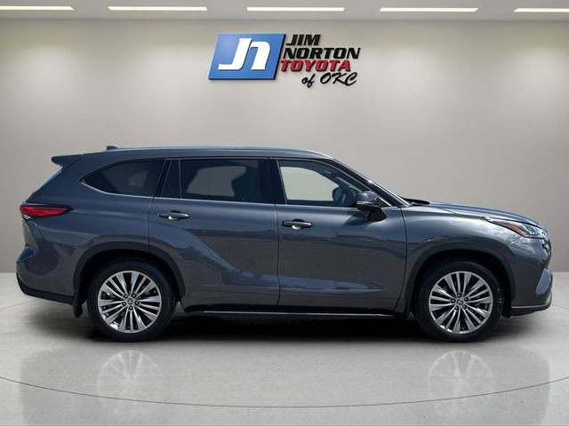 Used 2023 Toyota Highlander Platinum FWD image 4