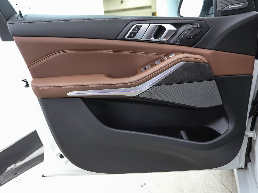 Used 2024 BMW X7 xDrive40i w/ Premium Package image 9