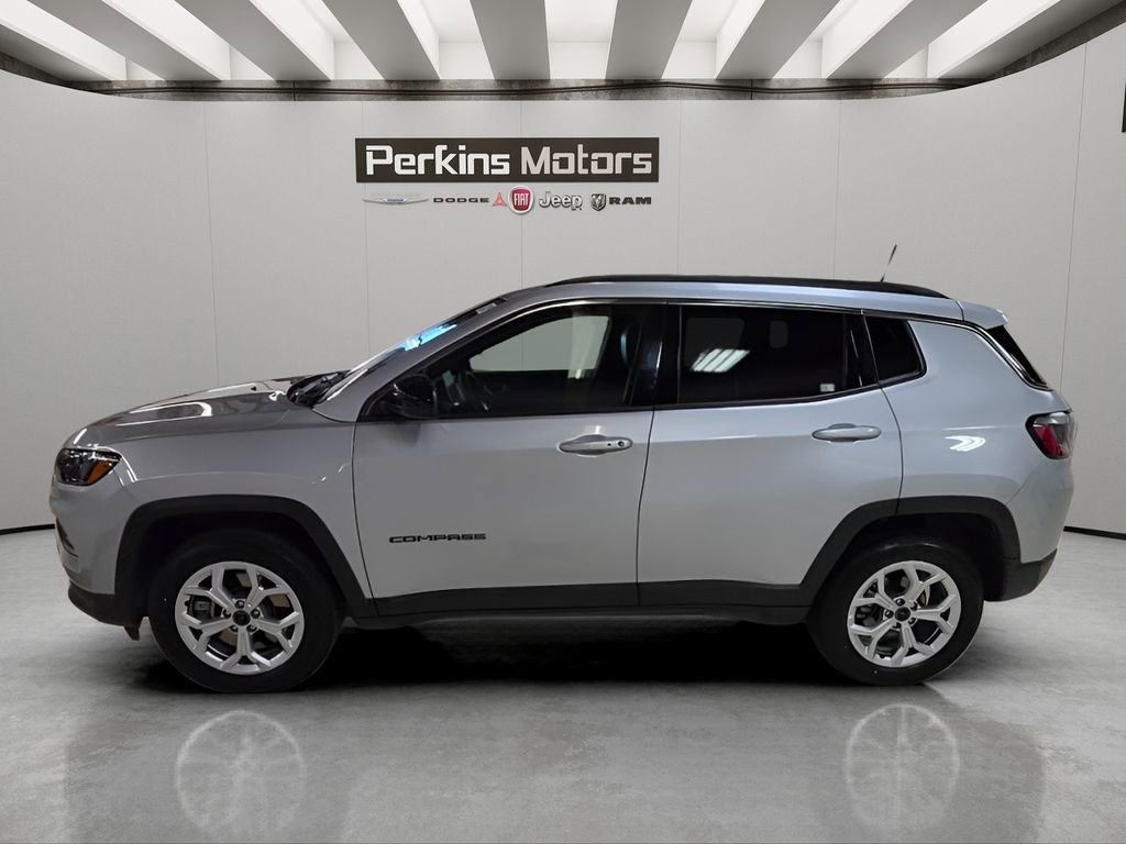 Used 2025 Jeep Compass Latitude AWD/4WD image 2