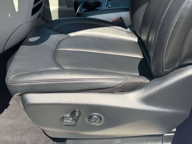 Used 2024 Chrysler Pacifica Touring-L FWD image 5