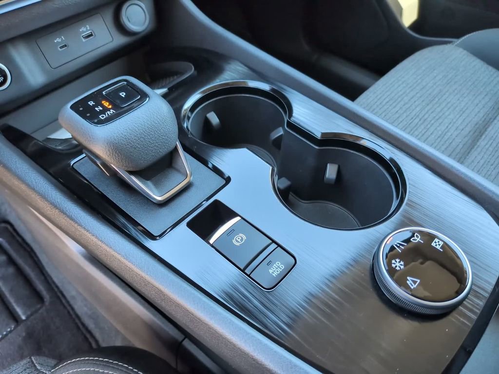 Used 2023 Nissan Rogue SV image 29