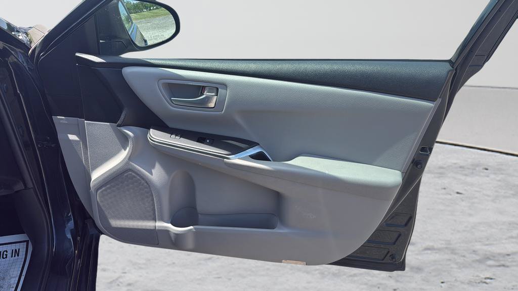 Used 2015 Toyota Camry SE FWD image 19