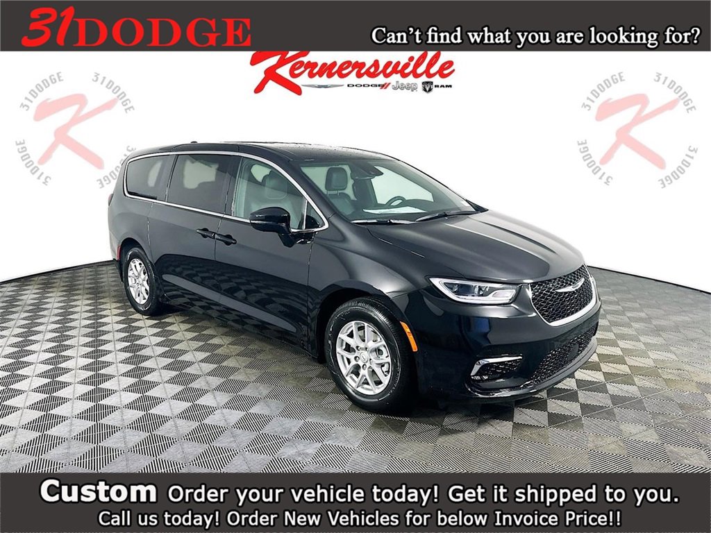 New 2026 Chrysler Pacifica Select image 1