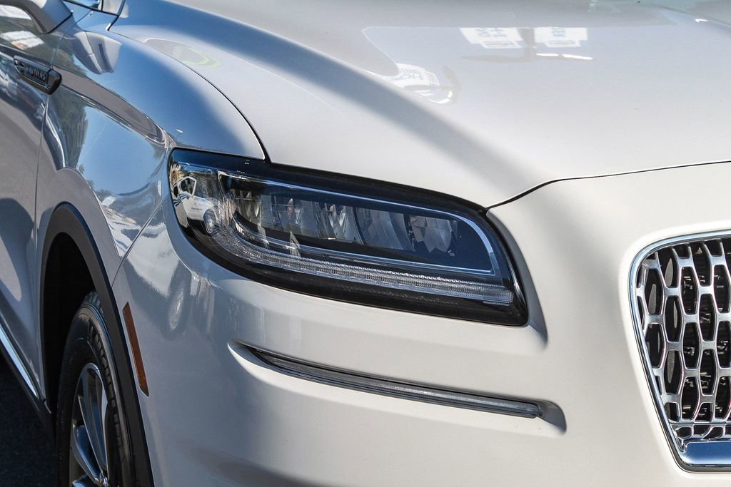 Used 2023 Lincoln Nautilus FWD w/ Premium Package image 4