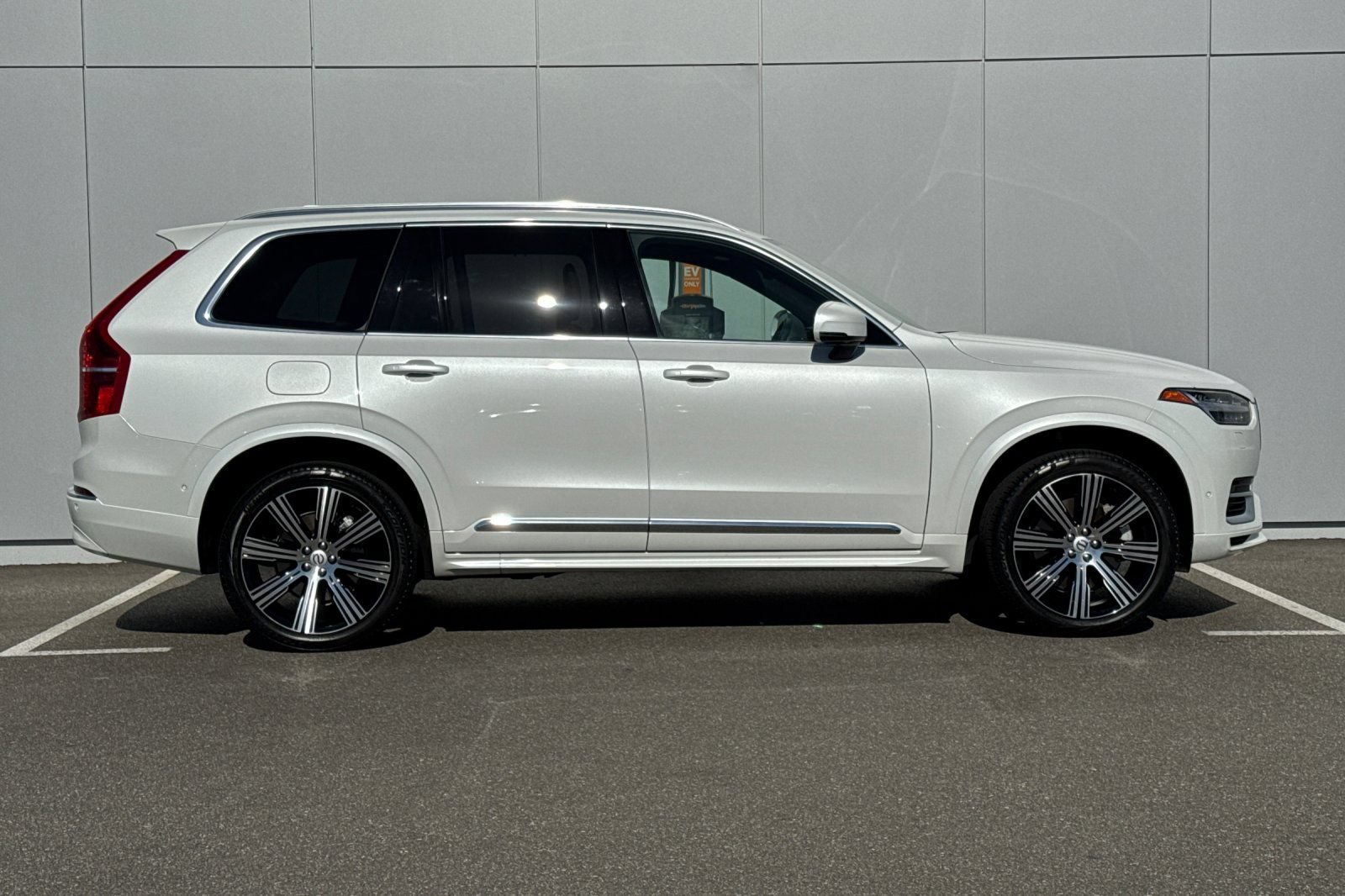 Used 2025 Volvo XC90 T8 Ultra w/ Protection Package Premier AWD/4WD image 6
