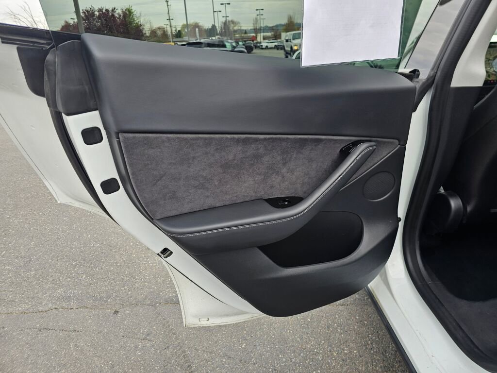 Used 2020 Tesla Model Y Long Range image 19
