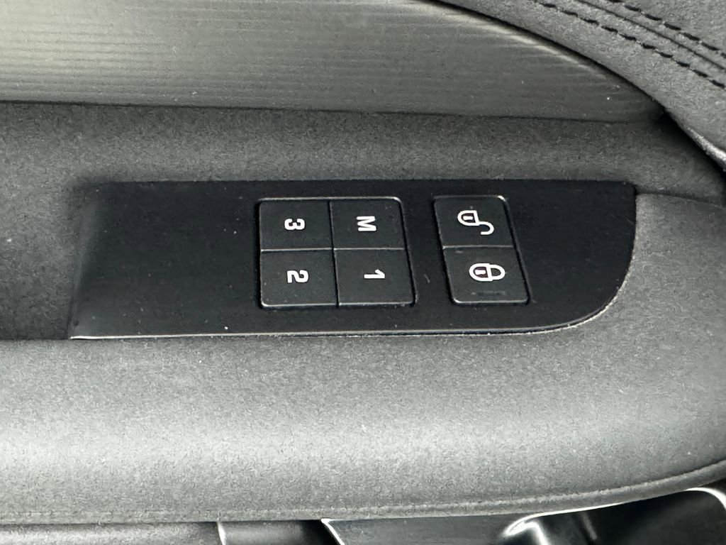 Used 2017 Land Rover Discovery HSE image 26