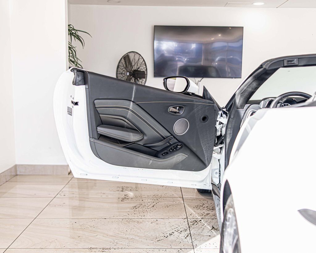 Used 2023 Aston Martin V8 Vantage Roadster image 28