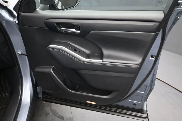 Used 2024 Toyota Highlander XLE AWD/4WD image 25