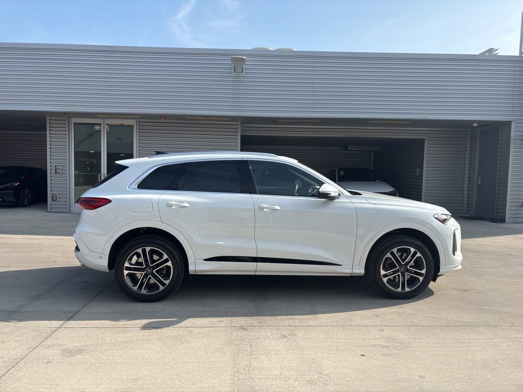 Used 2025 Audi Q5 Premium w/ Convenience Package image 4