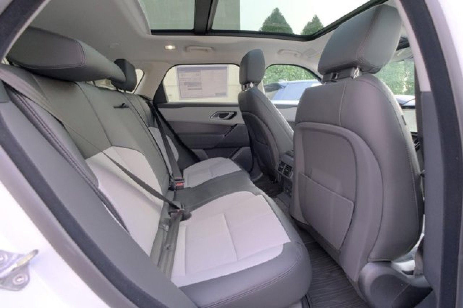 New 2025 Land Rover Range Rover Velar Dynamic SE image 17