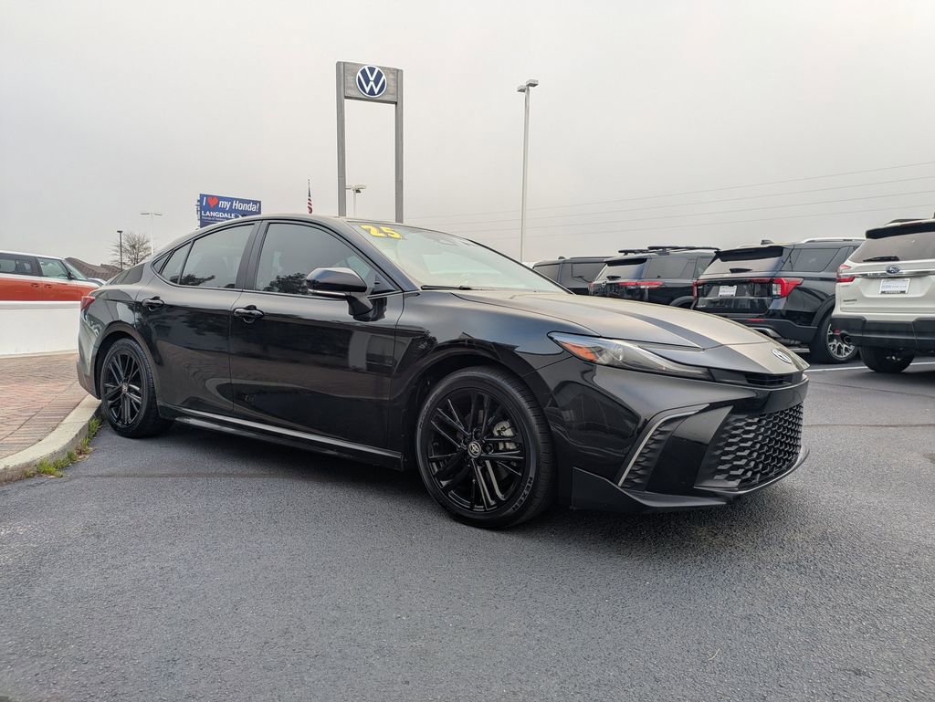 Used 2025 Toyota Camry SE w/ Convenience Package image 3