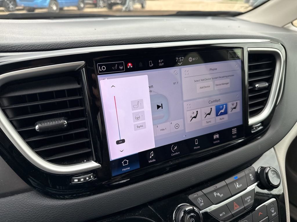 Used 2023 Chrysler Pacifica Touring-L FWD image 9