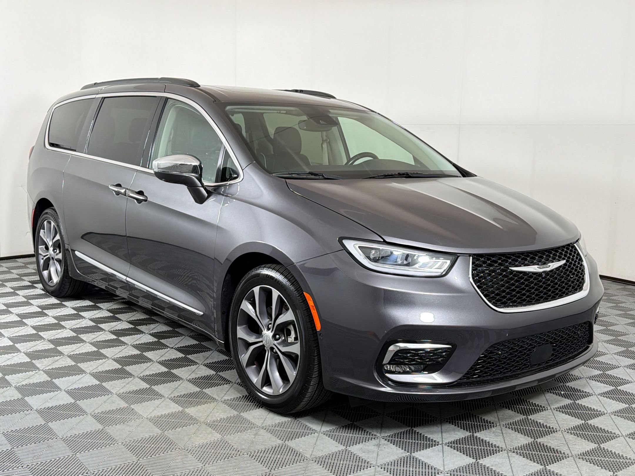 Used 2022 Chrysler Pacifica Limited FWD image 8