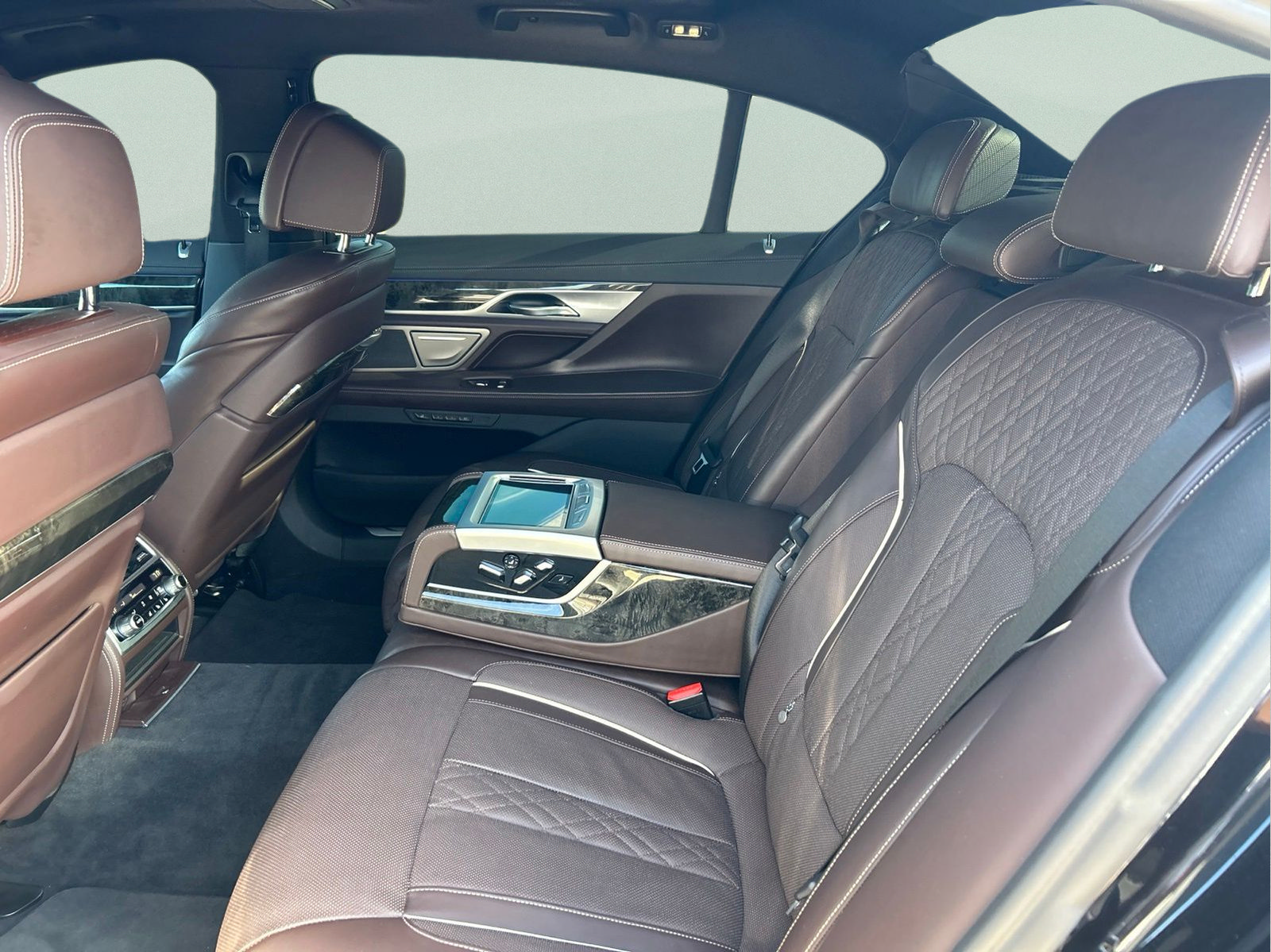Used 2022 BMW 750i xDrive w/ Autobahn Package AWD/4WD image 10
