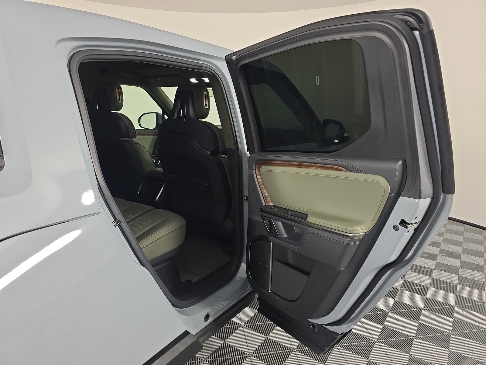Used 2022 Rivian R1T Adventure image 19
