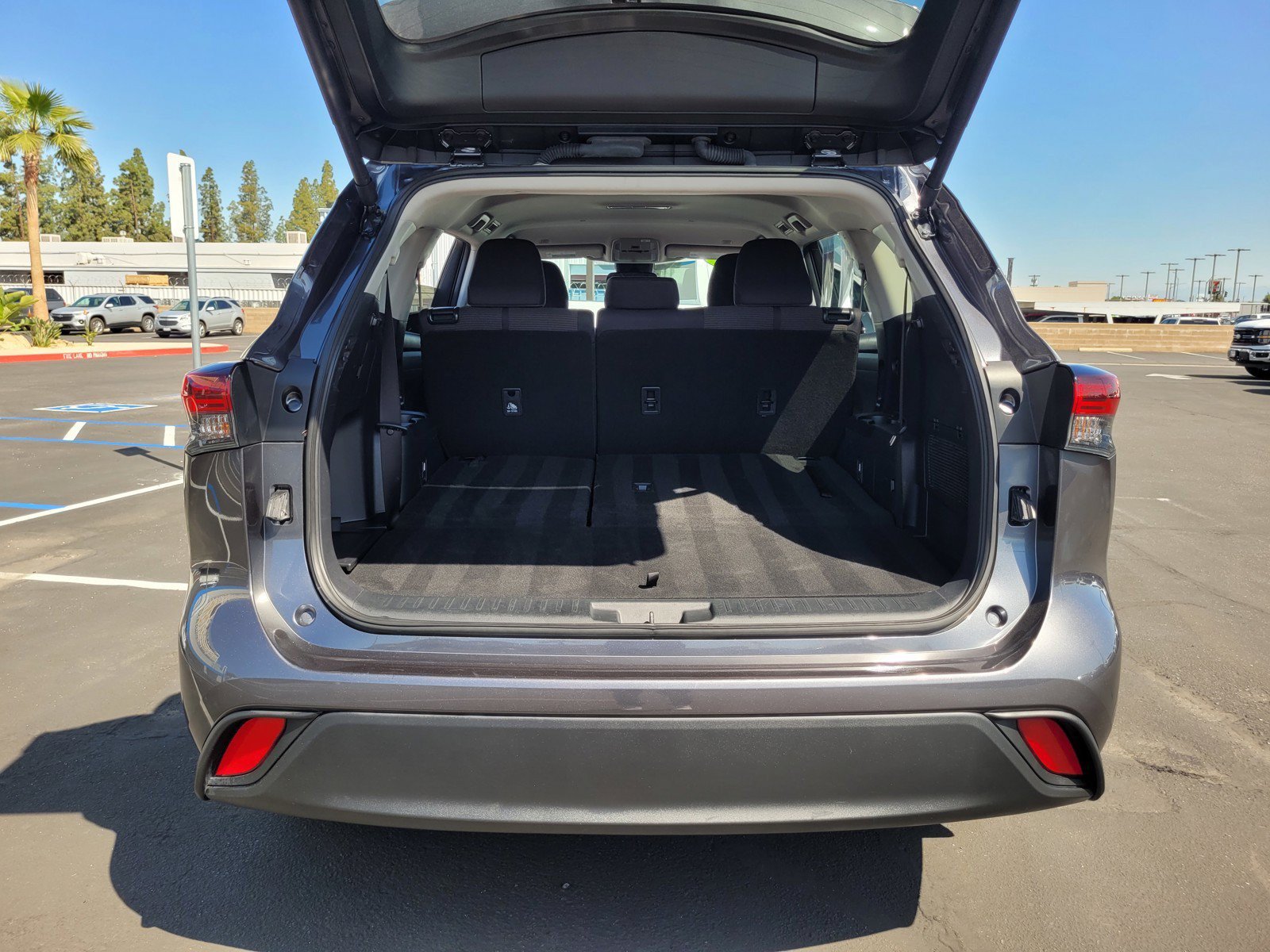 Used 2024 Toyota Highlander LE AWD/4WD image 28