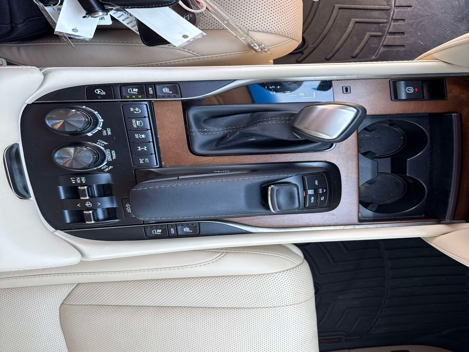 Used 2020 Lexus LX 570 4WD w/ 3rd Row & Luxury Pkg image 21