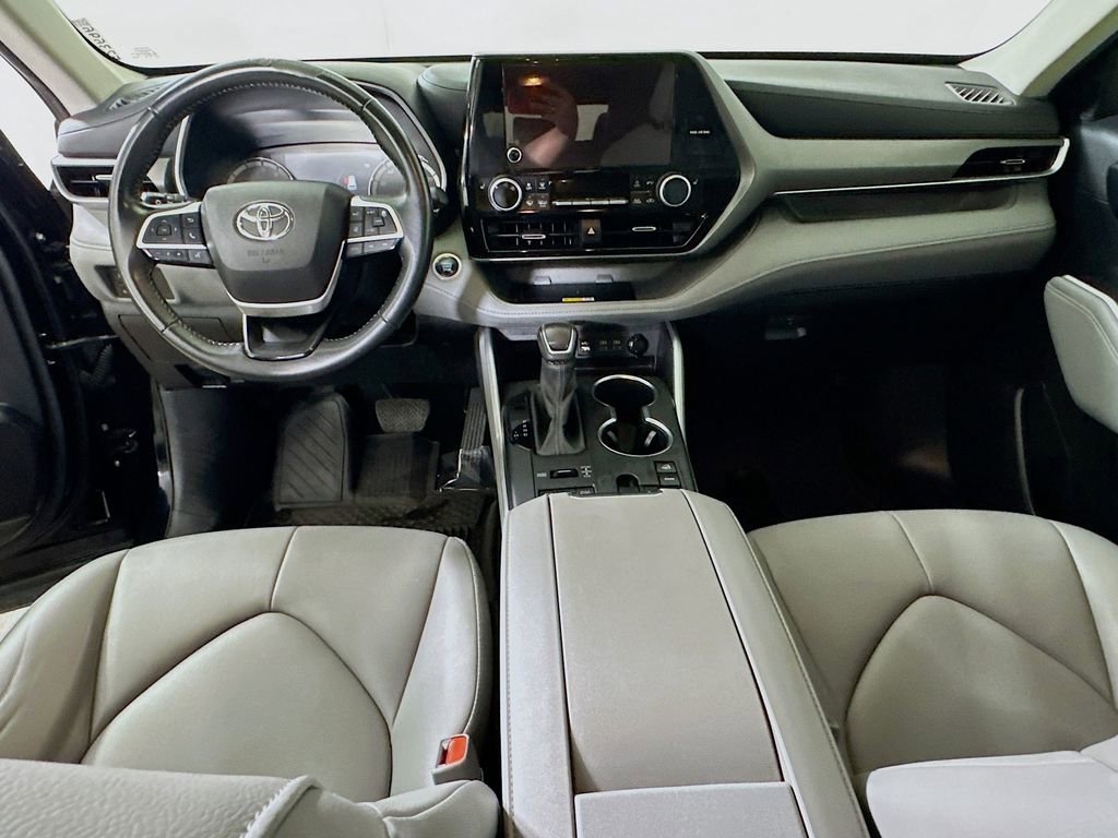 Used 2024 Toyota Highlander XLE image 14