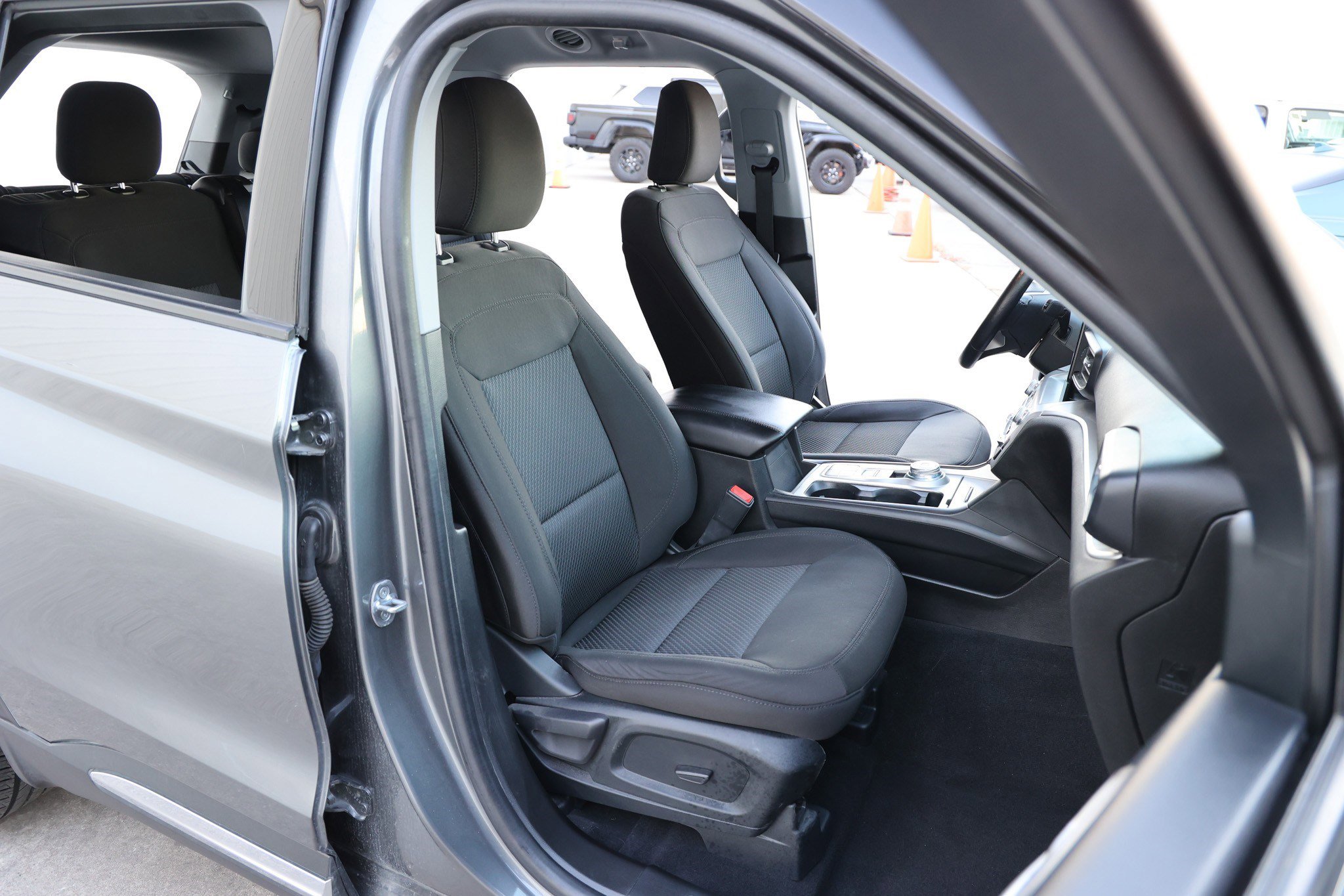 Used 2023 Ford Explorer XLT image 35