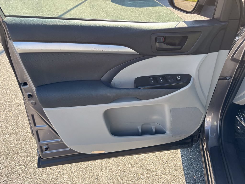 Used 2019 Toyota Highlander LE AWD/4WD image 13