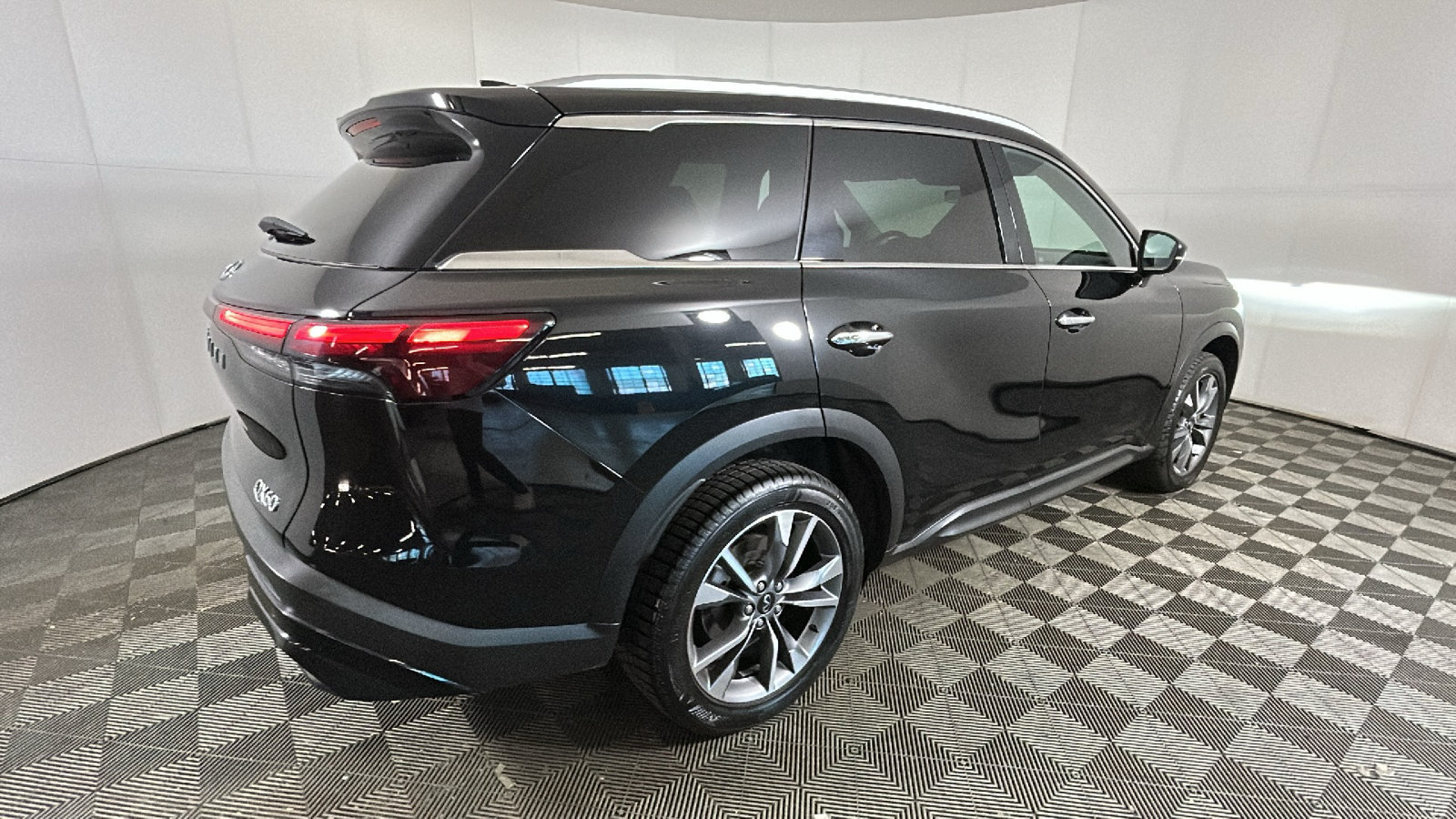 Used 2024 INFINITI QX60 Luxe AWD/4WD image 2