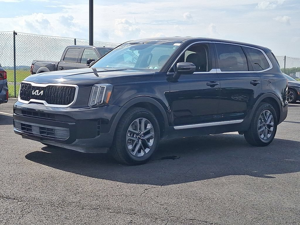 Used 2023 Kia Telluride LX AWD/4WD image 3