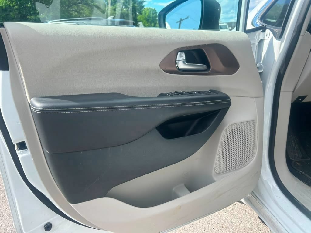 Used 2023 Chrysler Voyager LX FWD image 4