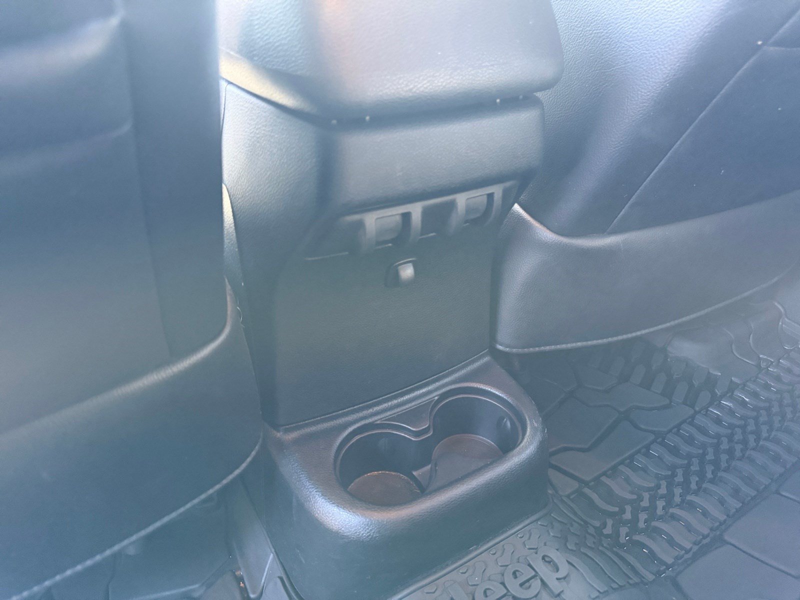 Used 2018 Jeep Wrangler Unlimited Sahara w/ Connectivity Group AWD/4WD image 30