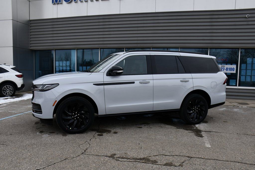 New 2026 Lincoln Navigator Reserve w/ Jet Appearance Package AWD/4WD image 2