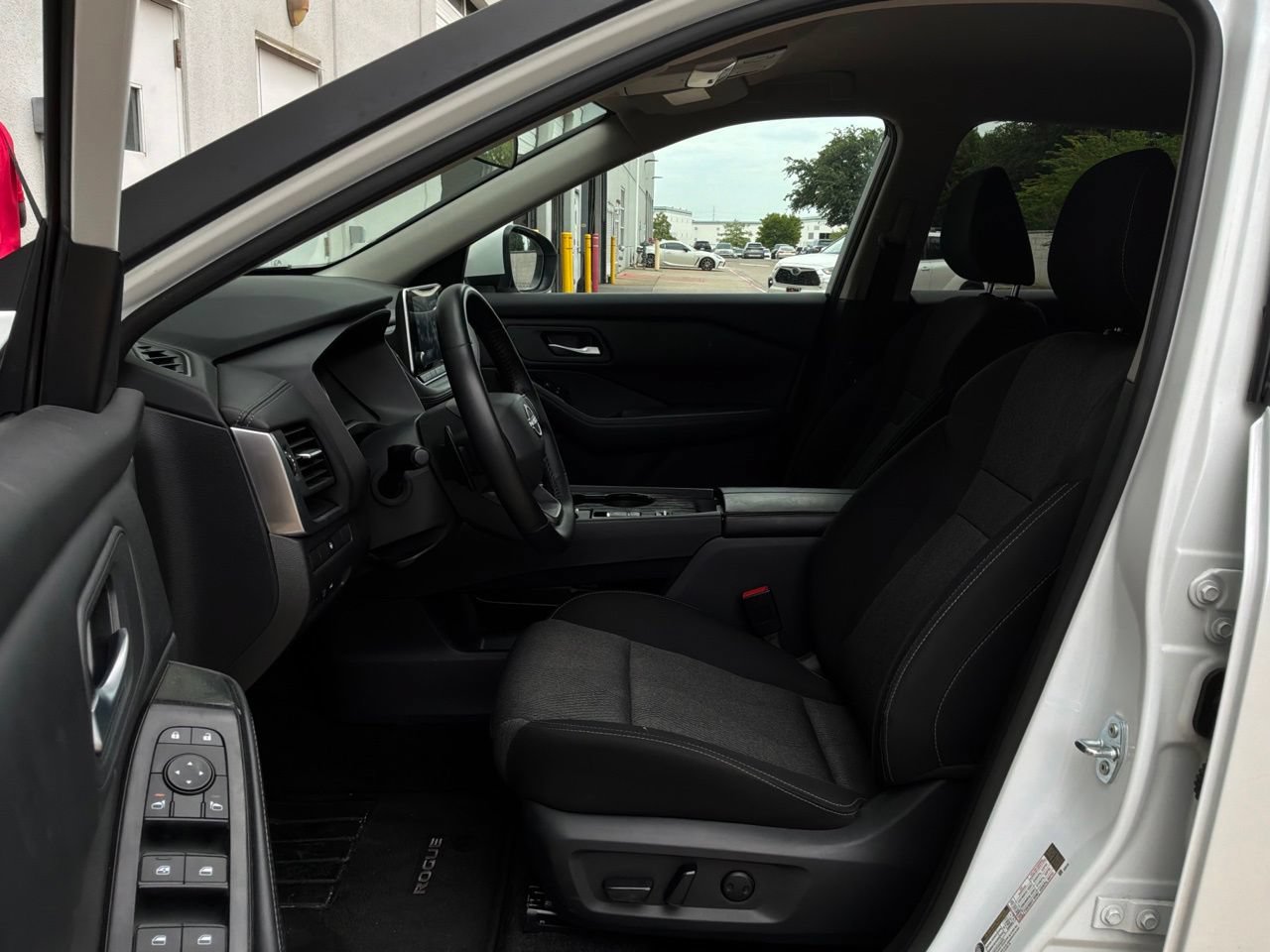 Used 2025 Nissan Rogue SV FWD image 10