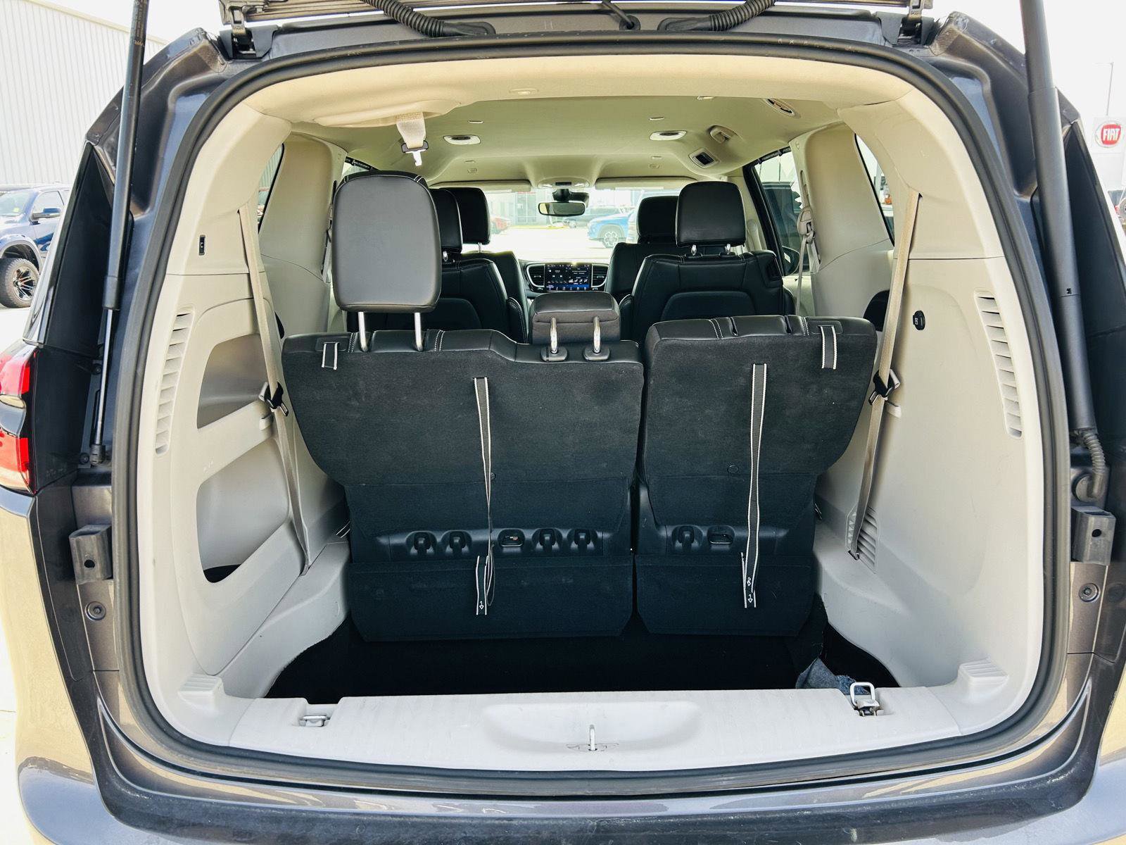 Used 2023 Chrysler Pacifica Touring-L image 28