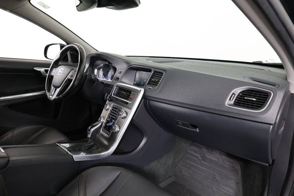 Used 2016 Volvo V60 T5 Cross Country Platinum image 23